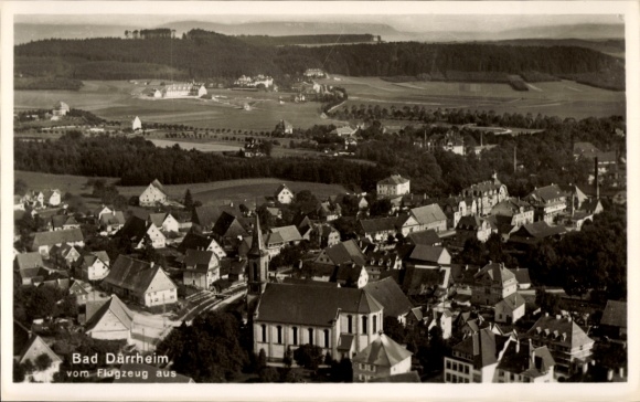Ak Bad Dürrheim im Schwarzwald, Luftbild von  zahlreiche Häuser, Kirche, Landschaft