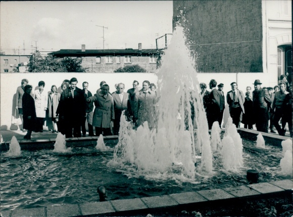 Foto Hansestadt Wismar ?, Gruppe an einem Springbrunnen, Fotograf Hanjo Volste