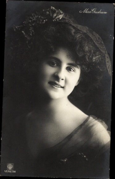 Glitter Postcard Actress - Miss Gudrun, Female portrait
