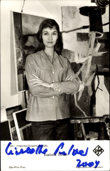 Postcard actress Liselotte Pulver, UFA Film, painting studio