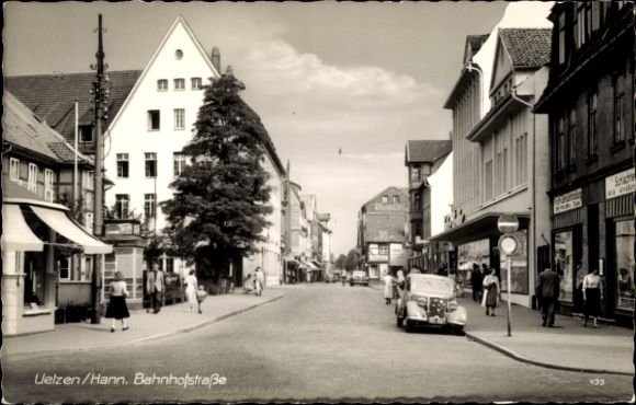 Postcard Uelzen in Lower Saxony, street scene with passers-by, trees and buildings