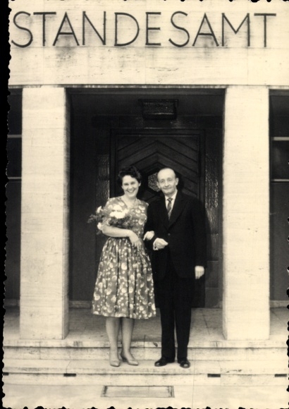 Postcard Berlin Treptow Johannisthal, wedding couple in front of the registry office, stone stairs, bride, groom