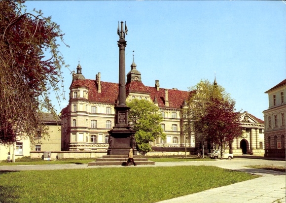 Postcard Güstrow in Mecklenburg, castle monument, green meadow, trees, blue sky