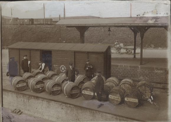 Original Foto Schlesien Zabrze (ehem. Hindenburg), Bahnhof, Verladen von Fässern, um 1900