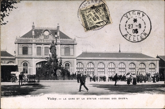 Ak Vichy Allier, La Gare et la Statue Deesse des Eaux, Bahnhof, Straßenseite