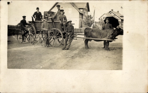 Foto Ak Querum Braunschweig in Niedersachsen, Deutsche Soldaten in Uniform, Rinderfuhrwerk