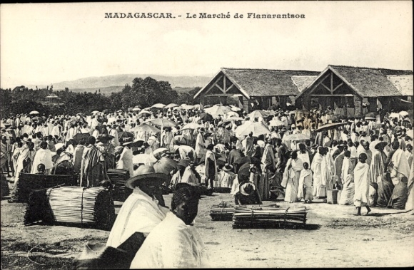 Ak Fianarantsoa Madagaskar, Markt in  viele Menschen, traditionelle Kleidung, Gebäude im Hintergr