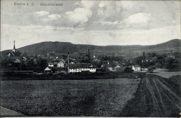 Postcard Elstra in Upper Lusatia Saxony, general view of Elstra, houses, church, hills, clouds