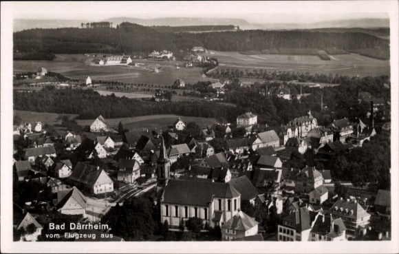 Ak Bad Dürrheim im Schwarzwald, Luftbild von  zahlreiche Häuser, Kirche, Landschaft