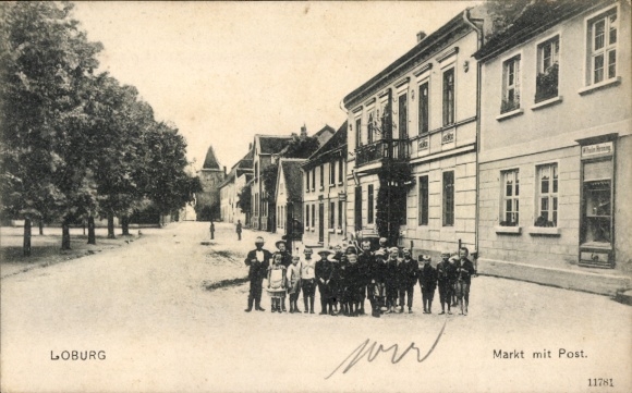 Postcard Loburg Möckern in Saxony Anhalt, market with post office, children, shop W. Henning