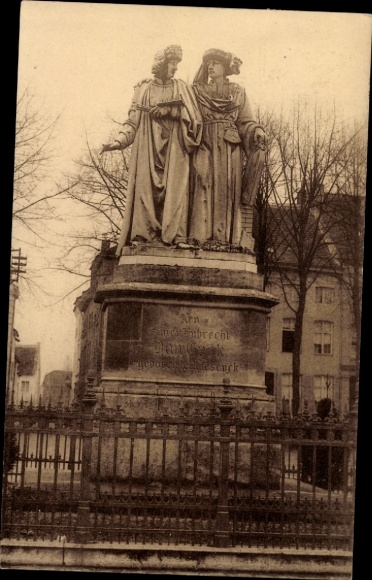 Postkaart Maaseik Maeseyck Vlaanderen Limburg, standbeeld, drie figuren, opschrift, hek, Maeseyck