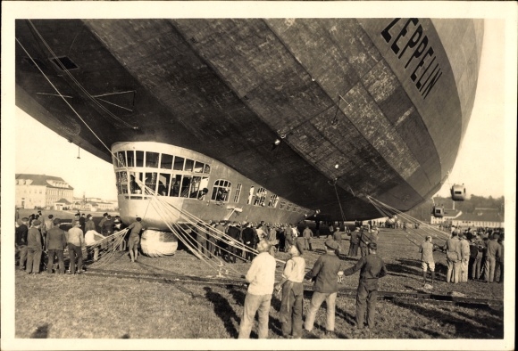 Postcard LZ 127 Graf Zeppelin, after landing