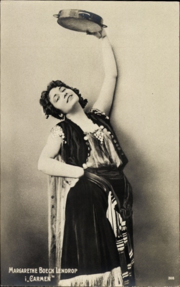 Postcard opera singer Margarethe Boeck Lendrop, standing portrait, Carmen, tambourine