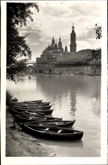 KP Zaragoza Saragossa Aragon, fotografia czarno-biała, łodzie na brzegu, Bazylika El Pilar,