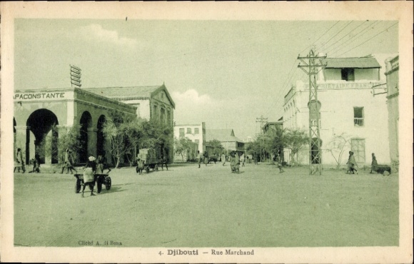 Ak Djibouti Dschibuti, Rue Marchand, Geschäftshaus Proprietaire Francais, ...Paconstante, Passanten