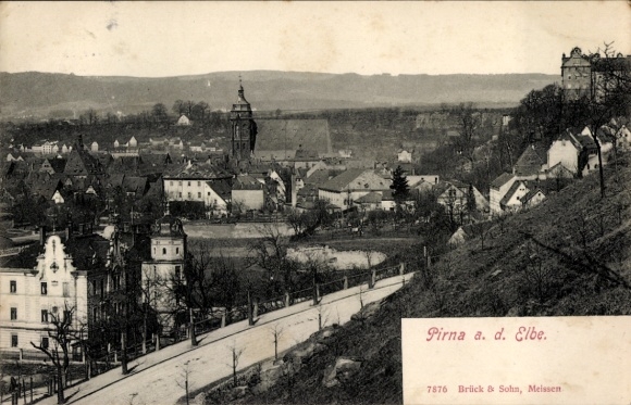 Ak Pirna an der Elbe, Stadtansicht  Elbe, Kirche, Häuser, Landschaft