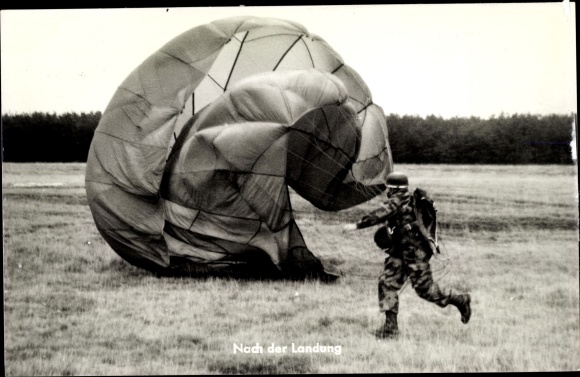 Postcard Bundeswehr, after landing while rotating the parachute, parachutist
