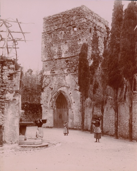 Photo Ravello Campania Italy, tower, fountain, women