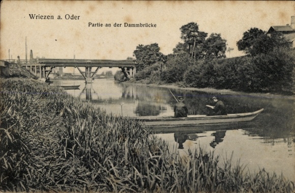Postcard Wriezen on the Oder, party at the dam bridge, men in a boat, fishing rod