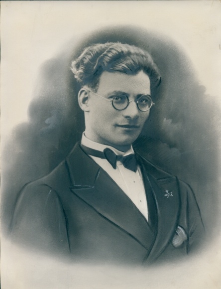 Photo Combalie, Henri, Toulouse, portrait photography, man, suit, bow tie, glasses