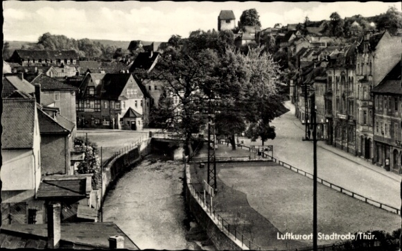 Ak Stadtroda an der Roda Thüringen, Partie im Ort, Fluss, Wohnhäuser