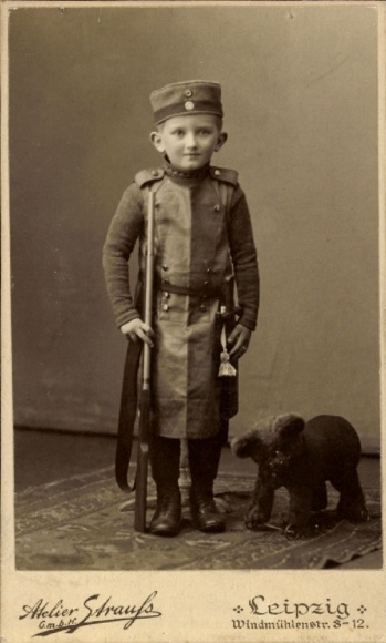 CdV kinderportret, jongen in uniform, geweer, teddybeer, fotograaf Atelier Strauß, Leipzig
