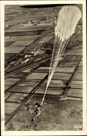 Ak Fallschirmjäger kurz nach dem Absprung, Luftwaffe, II. WK, Wehrmacht