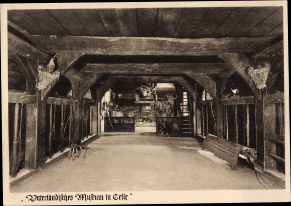 Postcard Celle in Lower Saxony, Patriotic Museum, hallway of the farmhouse from Narjesbergen from 1571