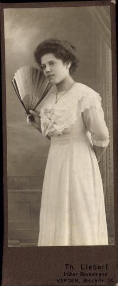 CdV woman portrait, lady with fan