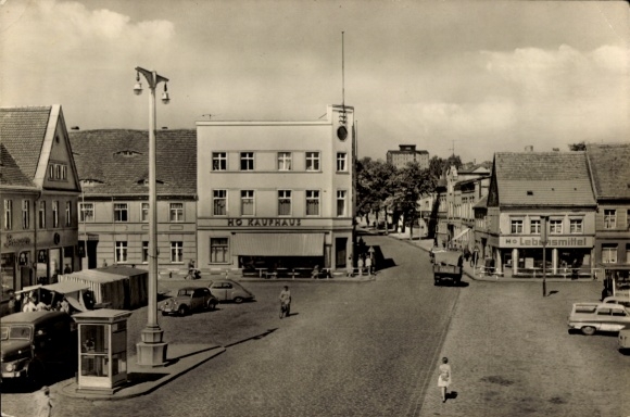 Ak Altentreptow in Mecklenburg, Vorpommern, Vrijheidsplein, warenhuis HG, telefooncel