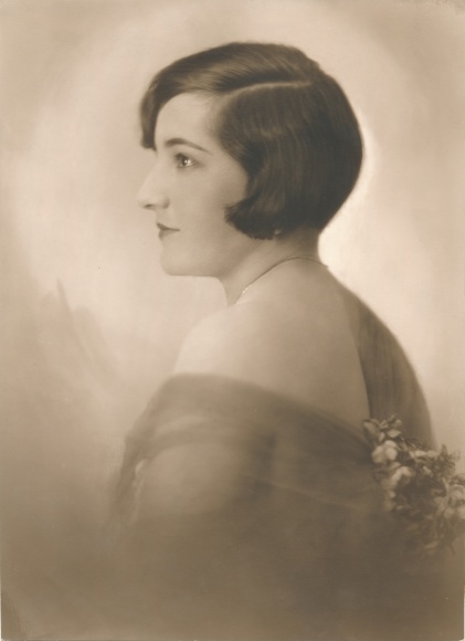 Foto Frauenportrait, Art Deco, Kleid, Blumen