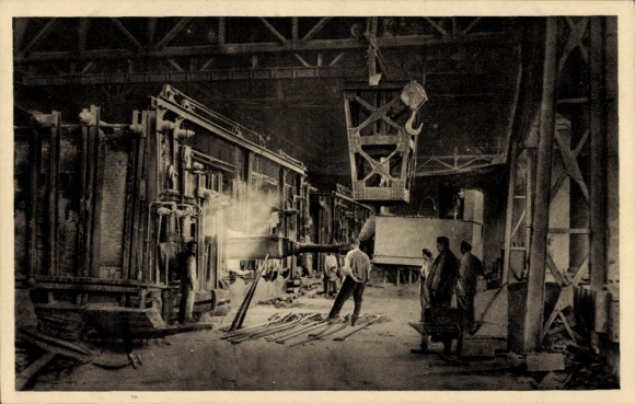 Ak Rheinisch-Westfälische Hüttenwerke, Martinwerk, Beschickung eines Martinofens
