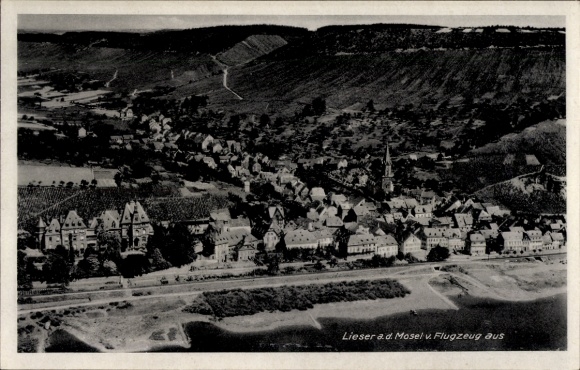 Ak Lieser an der Mosel, Luftaufnahme von Lieser, Mosel, Häuser, Weinberge, Kirche