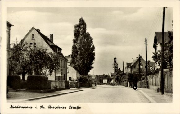 Postcard Niederwiesa in Saxony, view into the Dresdener Straße, church, Konsum