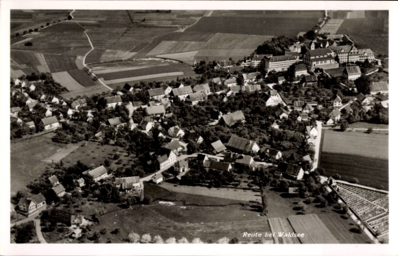 Postcard Reute Bad Waldsee in Upper Swabia Württemberg, aerial view of Reute, surrounded by fields and