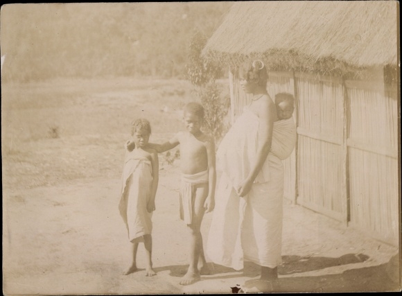 Photo Ankimba Madagascar, Betsileo, wife and children, 1902