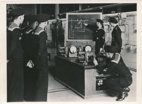 Foto Ausbildung in einer Marineschule, Junge Matrosen erhalten Unterricht in Elektrotechnik