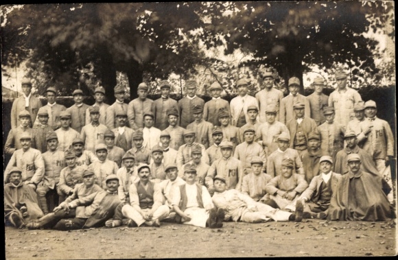 Foto Ak Kriegsgefangene, Gefangene Soldaten, Gruppenbild, I. WK