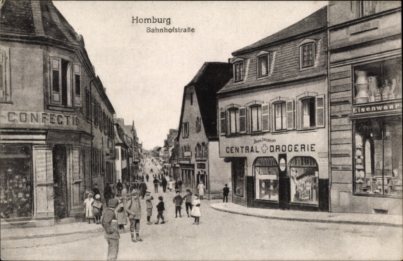 Postcard Homburg in the Palatinate Saarland, Bahnhofstrasse, passers-by, Central drugstore