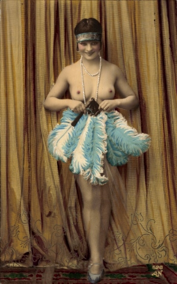 Foto Stehender Frauenakt, Fächer aus Straußenfedern, Perlenkette, coloriert