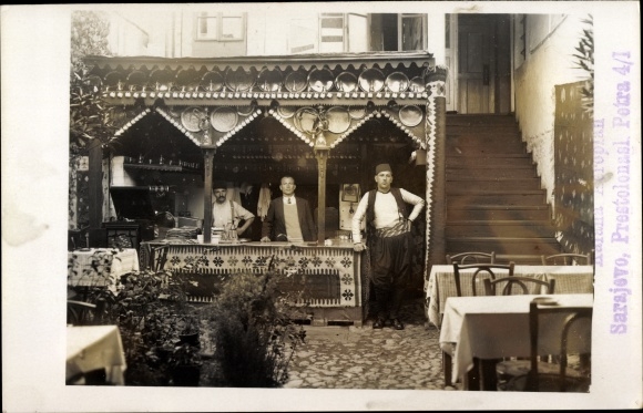 Photo Postcard Sarajevo Bosnia Herzegovina, waiter in a cafe, garden party