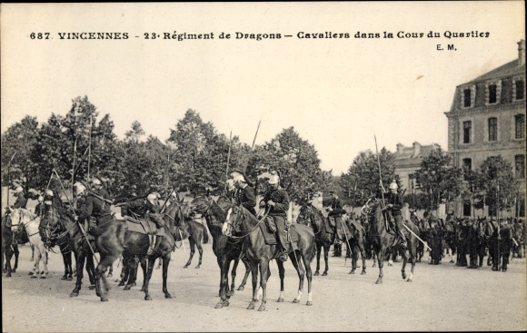 Postcard Vincennes Val de Marne, 13th Regiment of Dragoons, Cavaliers in the Courtyard of the District