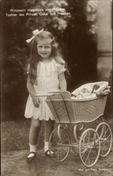 Ak Prinzessin Herzeleide von Preußen, Tochter des Prinzen Oskar, Kinderwagen