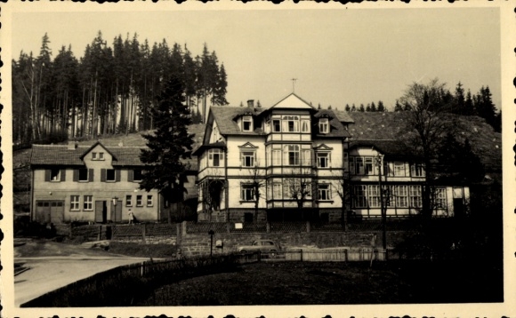 Photo Postcard Finsterbergen Friedrichroda in the Thuringian Forest, street section, guesthouse