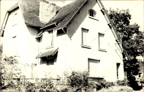 KP Limoges Haute Vienne, dom, jasna fasada, drzewa, kwiaty, okno z żaluzjami
