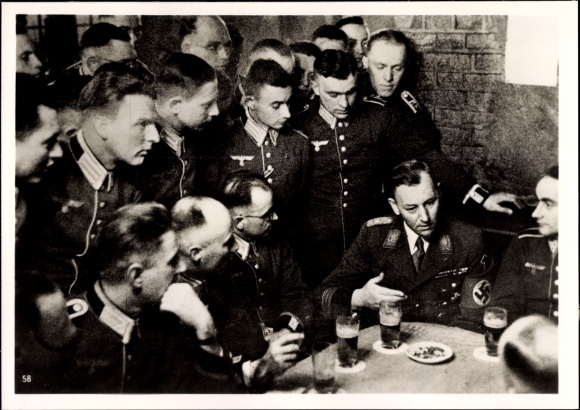 Photo comradeship evening in Güterfelde, SA Chief of Staff Lutze with officer candidates