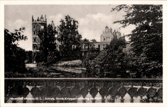 Postcard Bad Muskau in Upper Lusatia, front view of the destroyed castle of Bad Muskau