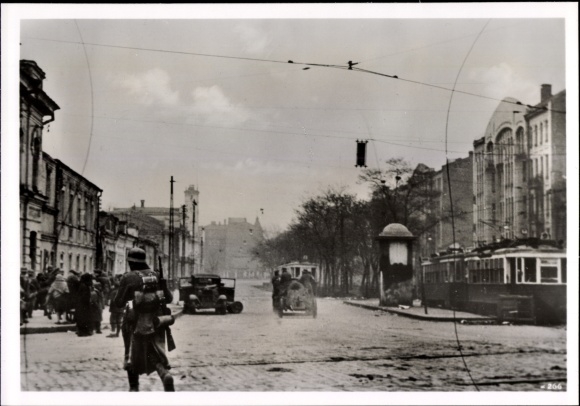 Photo Hoffmann, H., German troops capture Kharkov, Oct. 1941