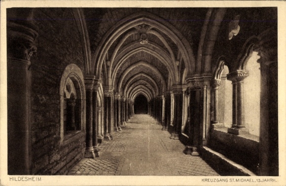 Picture gallery Hildesheim in Lower Saxony, cloister of St. Michael, 13th century, arcades, stone columns