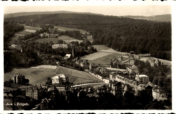 Ak Aue im Erzgebirge Sachsen, Gesamtansicht, Kirche, Wohnhäuser, Fabrik